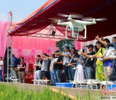 湖南一“土豪”庆祝千金满月 请数十架无人机助兴场面壮观